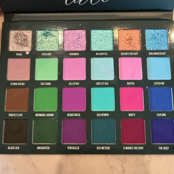 Blend Bunny eye shadow palette - Picture 2 of 2